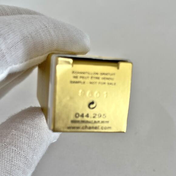 CHANEL Black Beauty Pouch Makeup Clutch and CHANEL Le Lift Serum - Picture 11 of 12